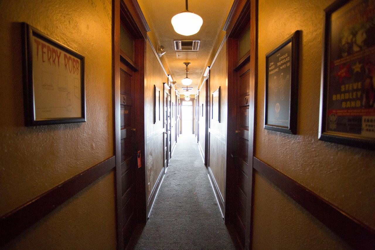Mcmenamins White Eagle Rock & Roll Hotel Портланд Екстериор снимка