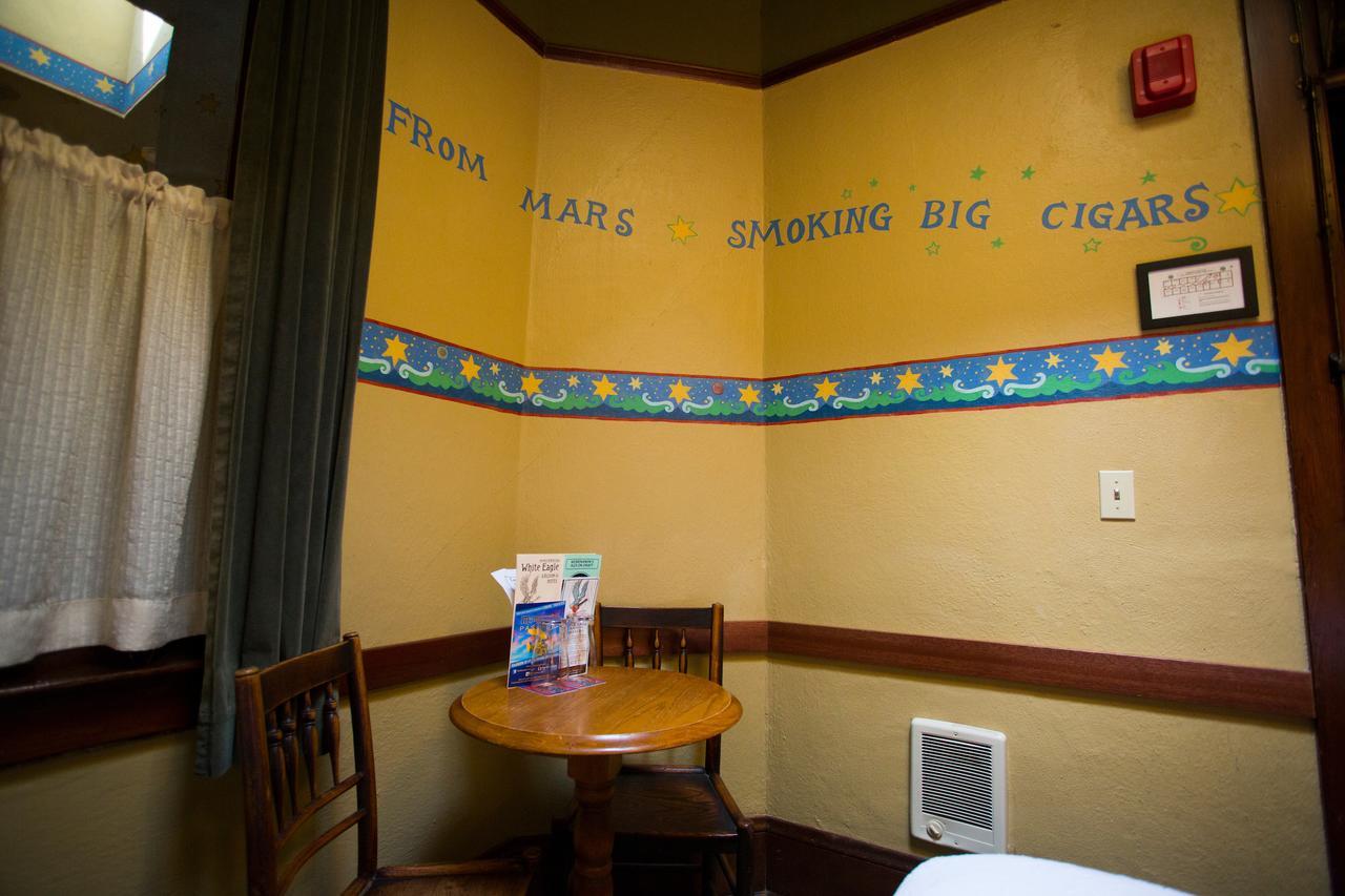 Mcmenamins White Eagle Rock & Roll Hotel Портланд Екстериор снимка
