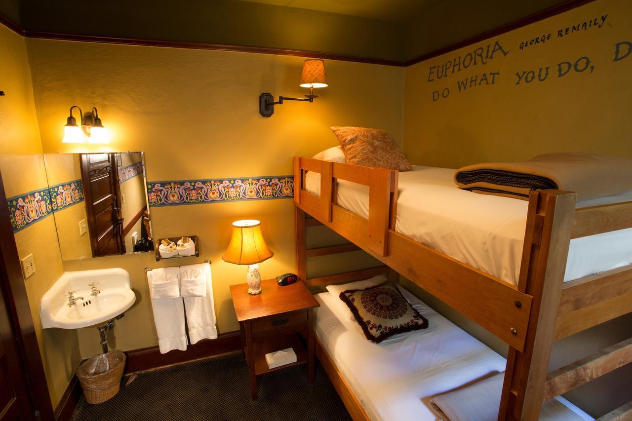 Mcmenamins White Eagle Rock & Roll Hotel Портланд Екстериор снимка